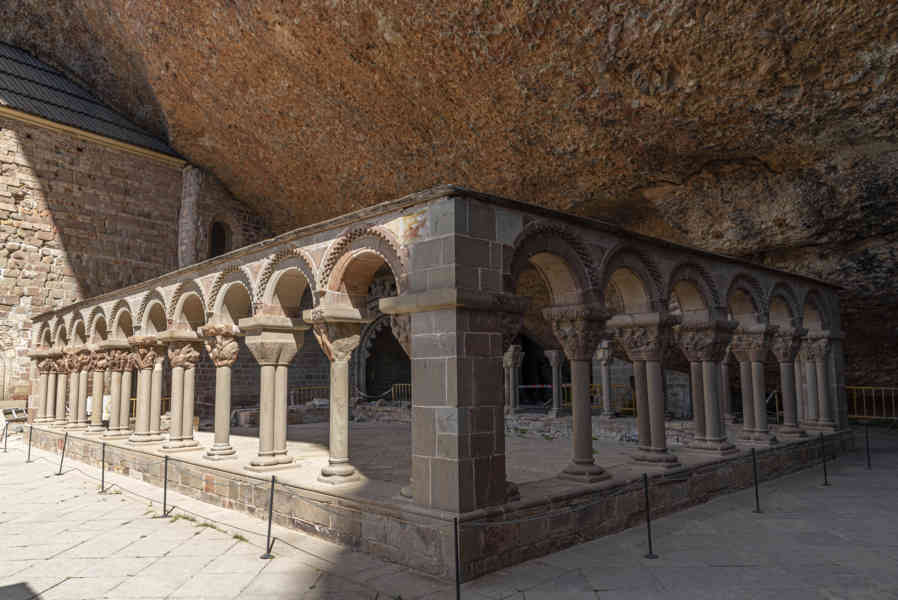Huesca - real monasterio de San Juan de la Peña 24 - claustro.jpg